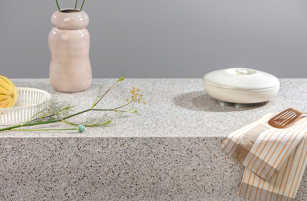 Terrazzo look-a-like keukenblad van composietsteen.
