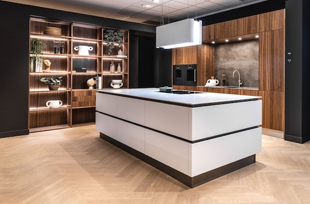 Design keuken in notenhout.