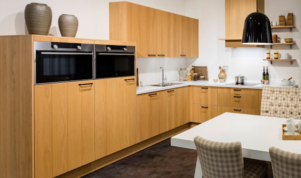 Een houten keuken is mooi en tijdloos