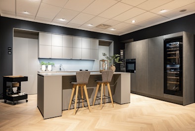 Moderne eilandkeuken in showroom Cruquius.