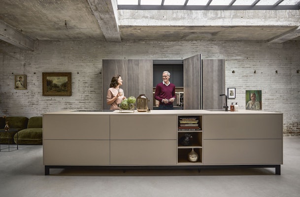 Moderne keuken met eiland.